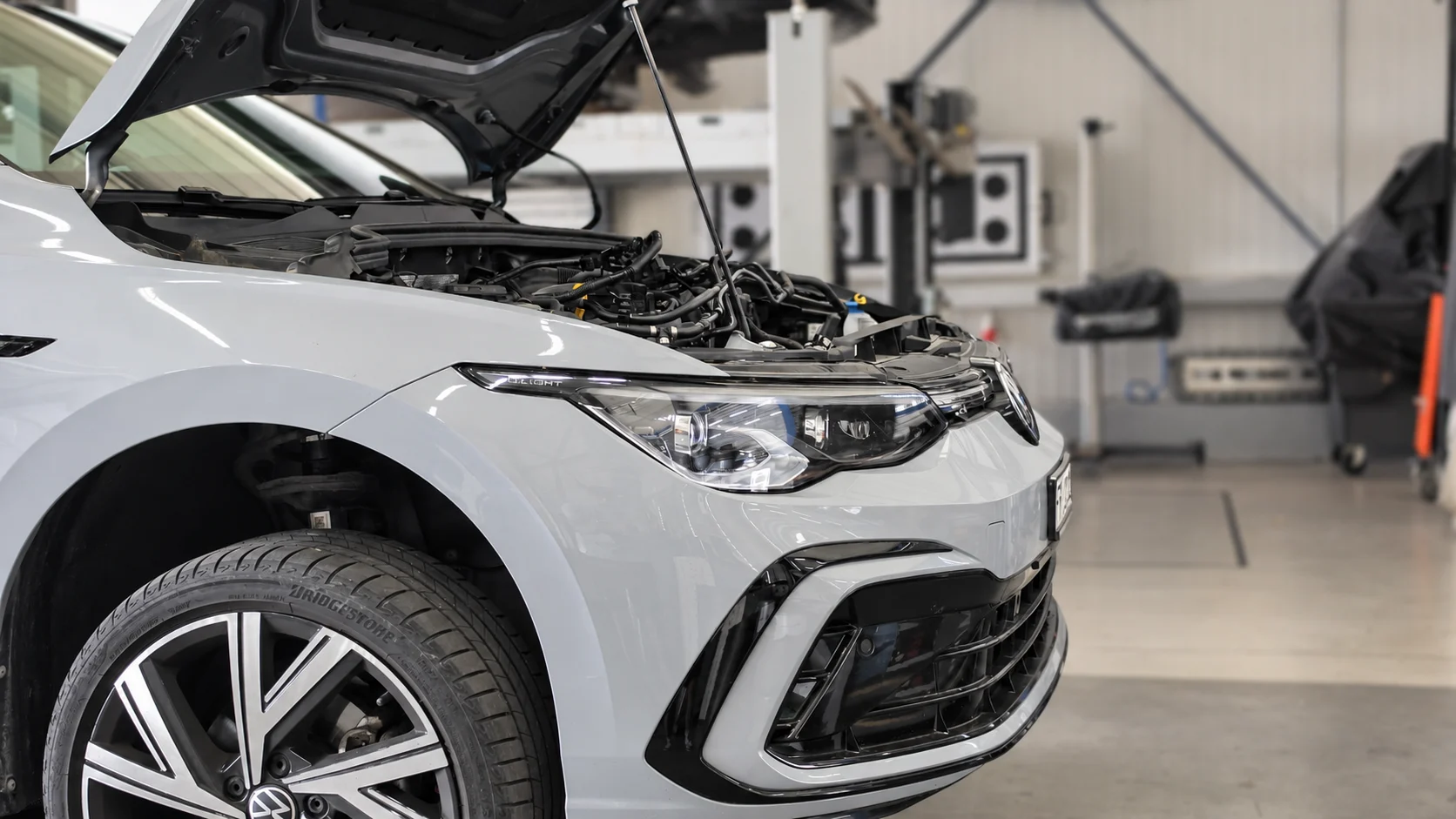 Volkswagen Golf 8, capot ouvert dans l’atelier du Garage Rossy