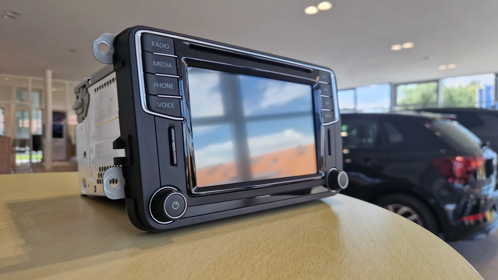 Autoradio Discover Media MIB2 démonté, écran tactile en cours de diagnostic à l'atelier Garage Rossy SA