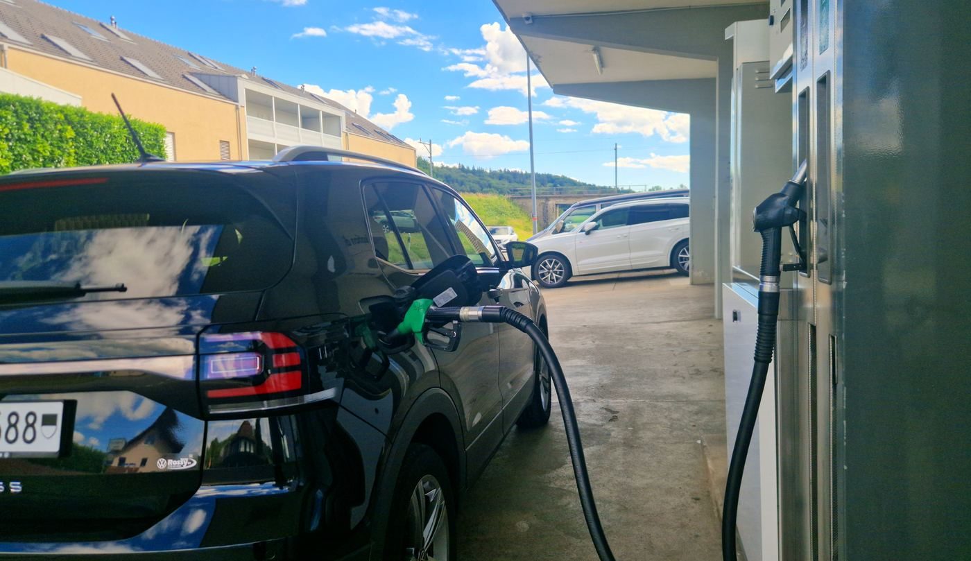 Plein de carburant à la station du Garage Rossy SA