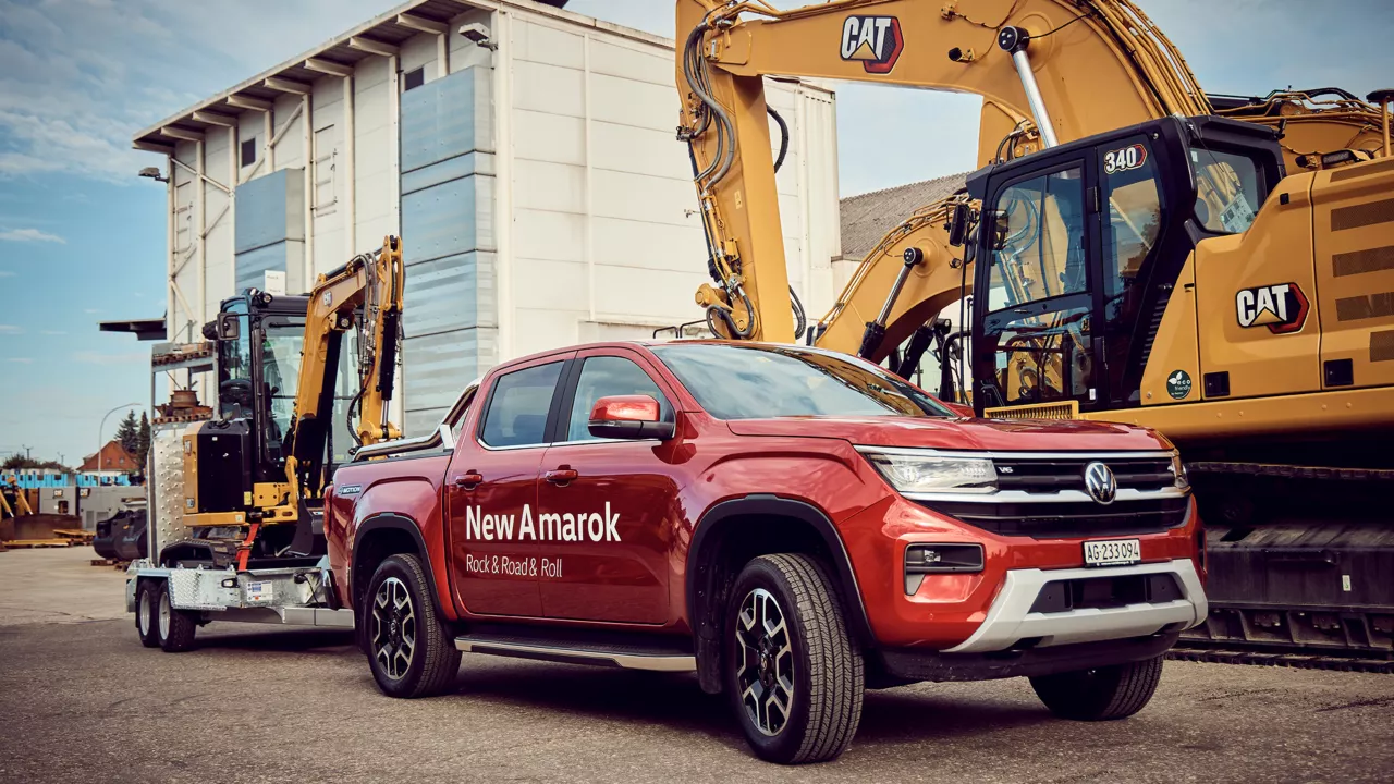 Volkswagen Amarok devant des machines de chantier Avesco