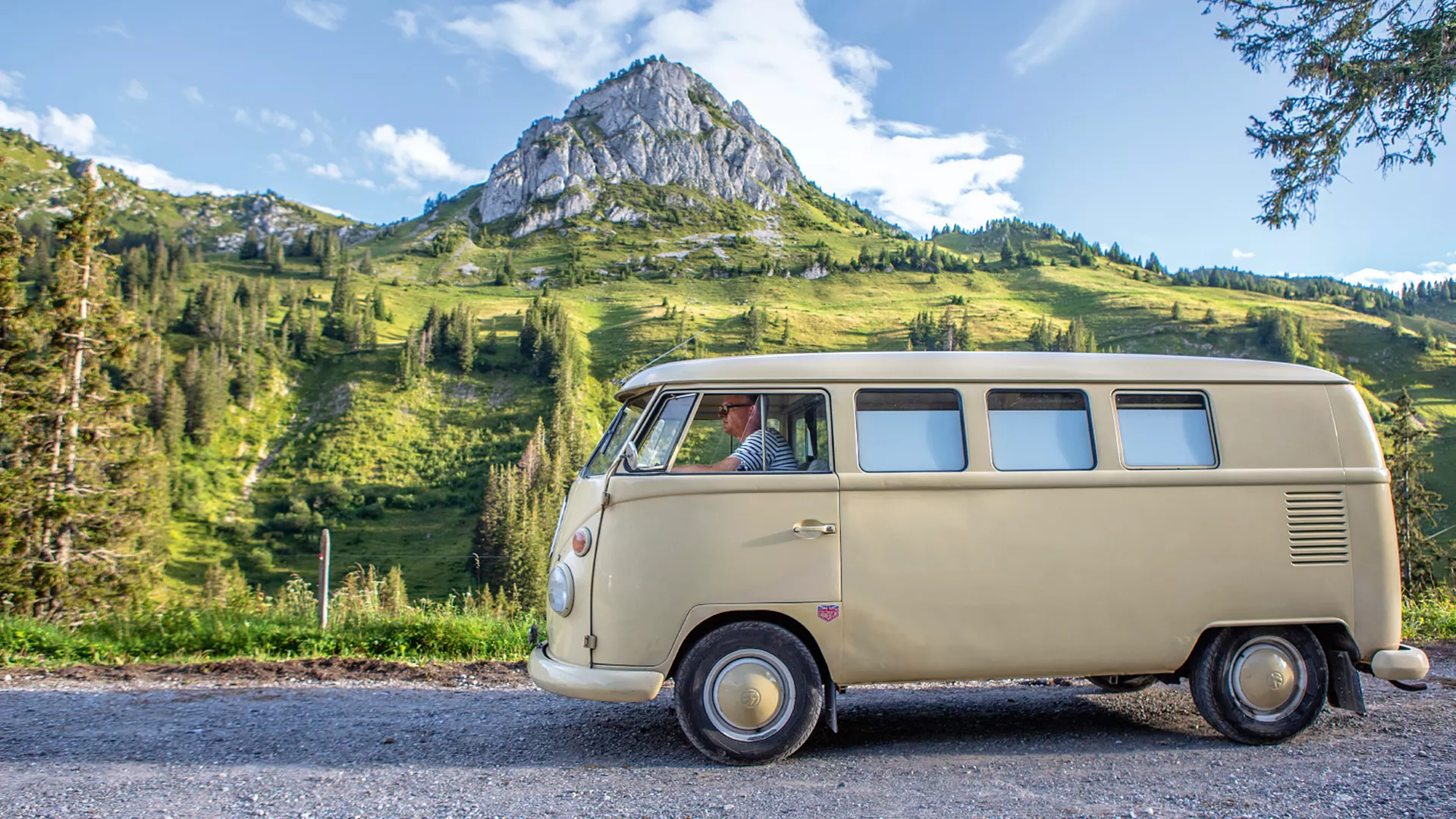 Combi Volkswagen historique en montagne