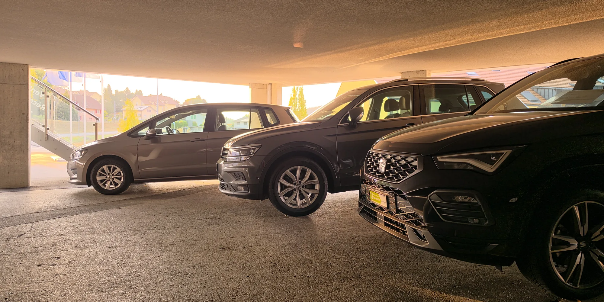 Véhicules sous l'avancée du garage
