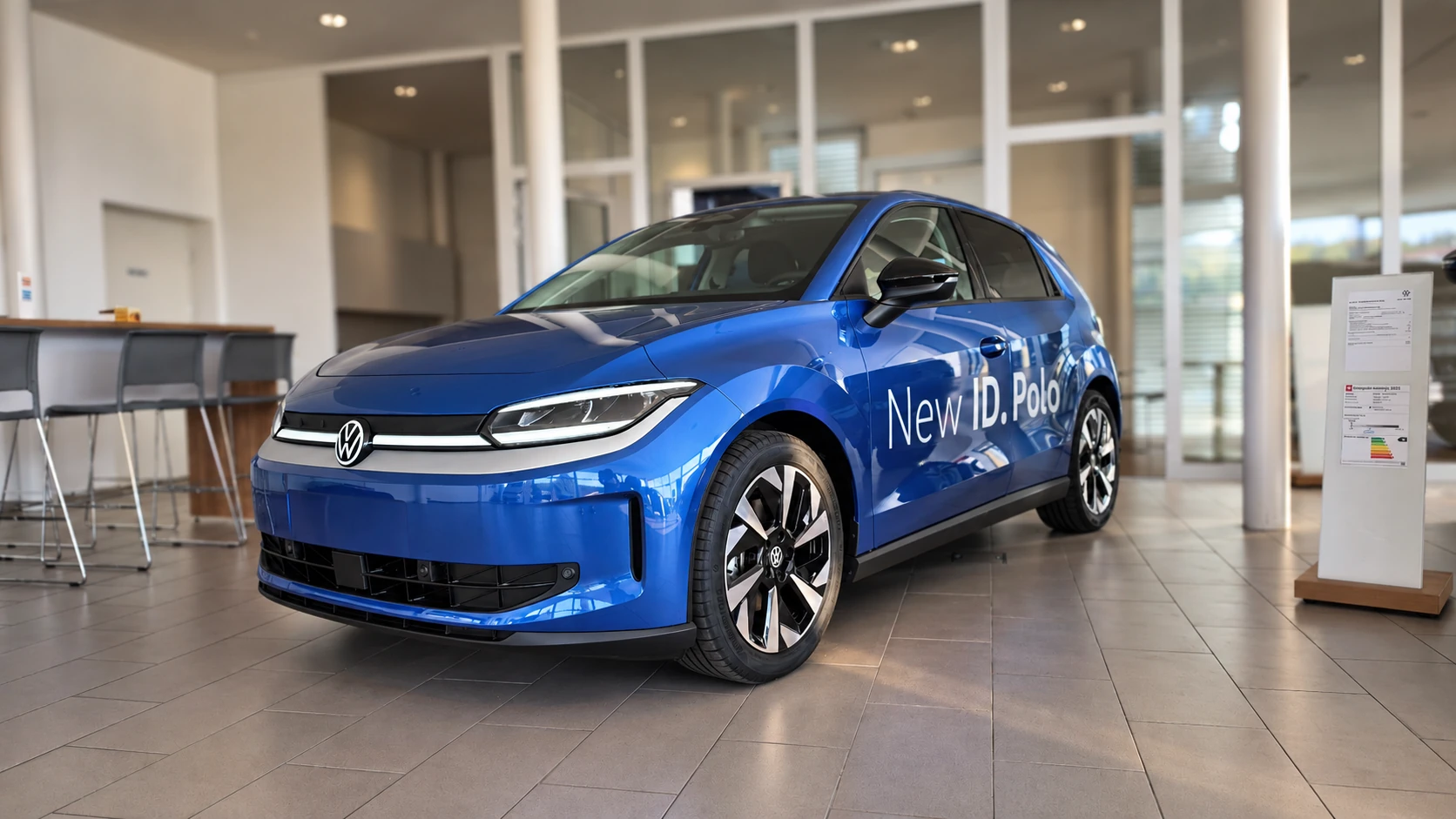 Nouvelle Volkswagen ID. Polo bleue dans le showroom du Garage Rossy SA