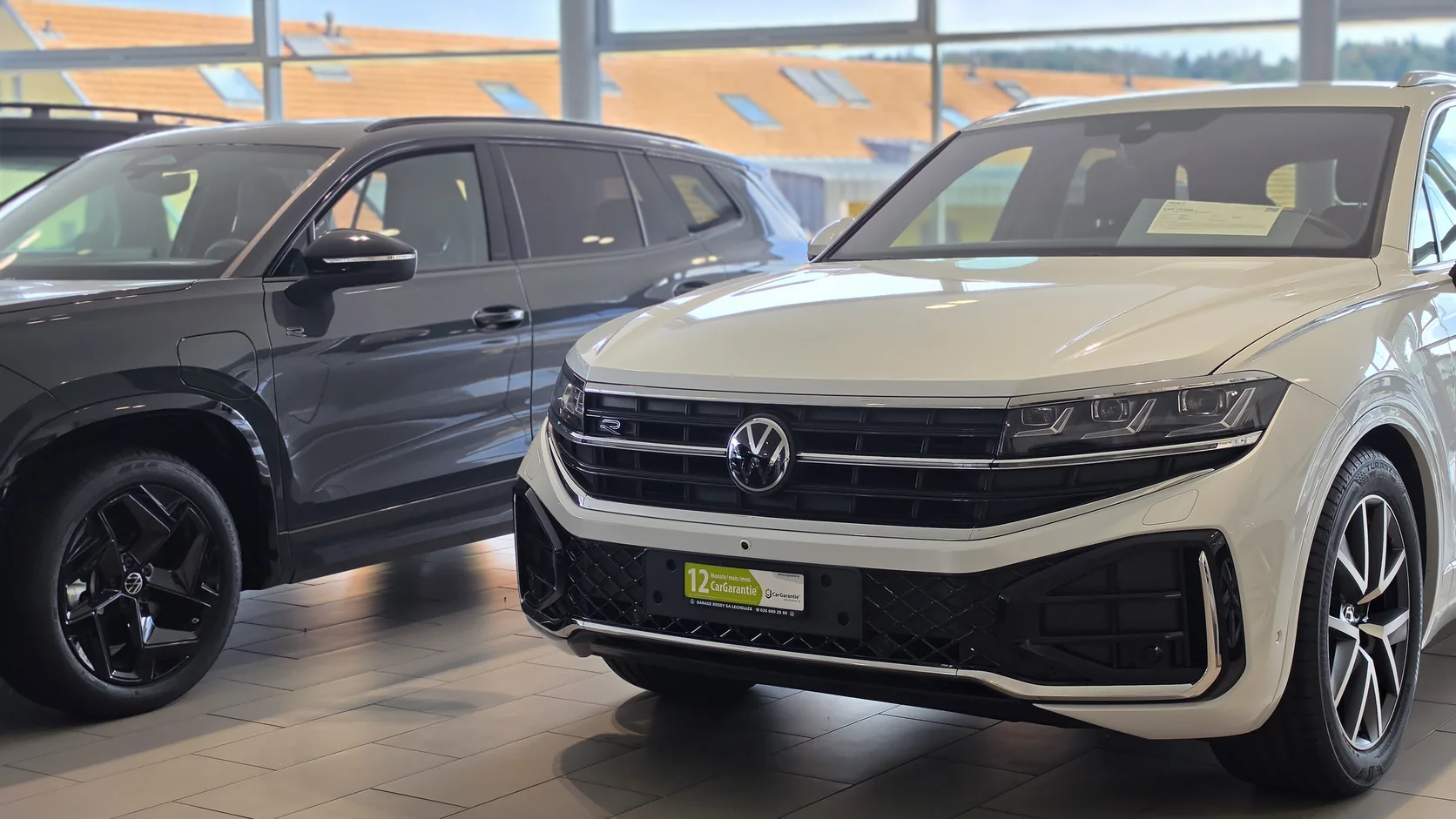 Véhicules Volkswagen exposés dans le showroom