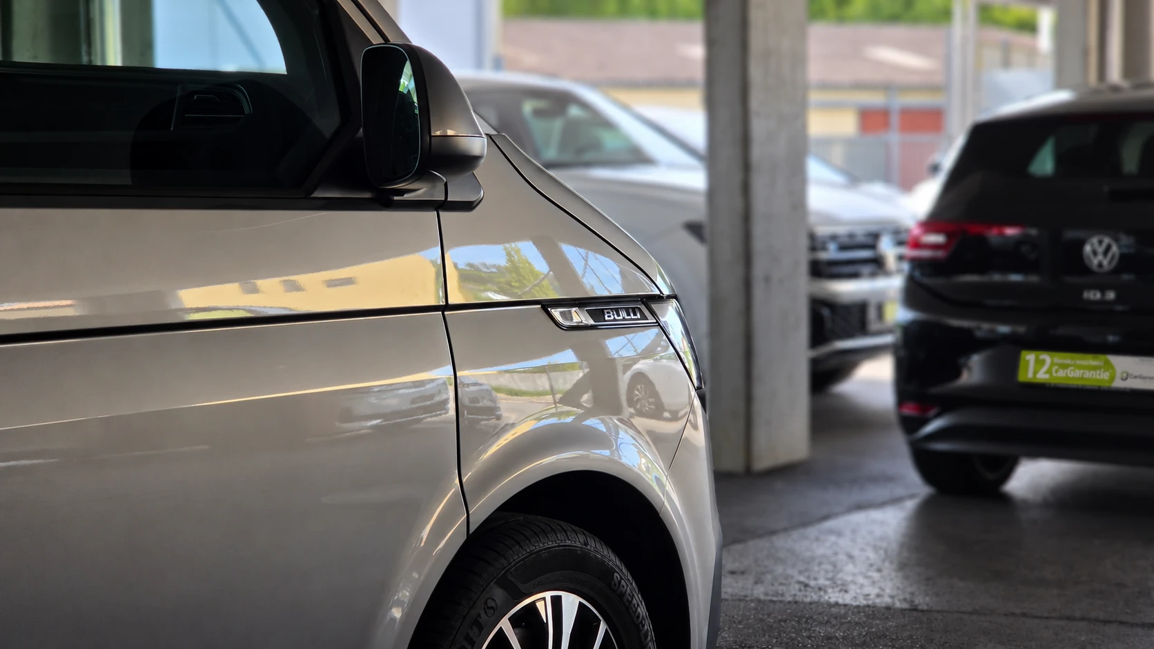 Volkswagen Bulli dans le showroom du Garage Rossy SA